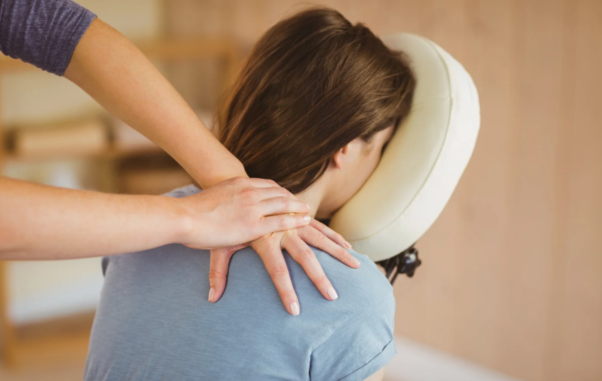 Massage assis AMMA habillé sur chaise